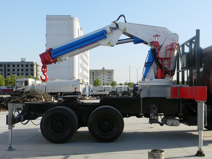 30噸折臂吊湖北程力大型隨車吊廠家價(jià)格