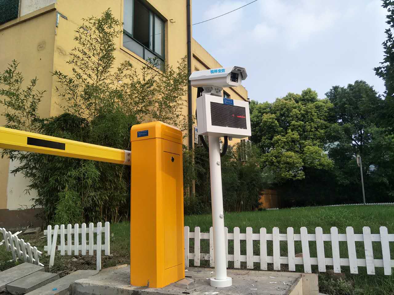 供應(yīng)道閘、上海道閘、上海道閘安裝、自動(dòng)道閘、工廠道閘機(jī)道閘上海道 上海道閘機(jī)安裝公司