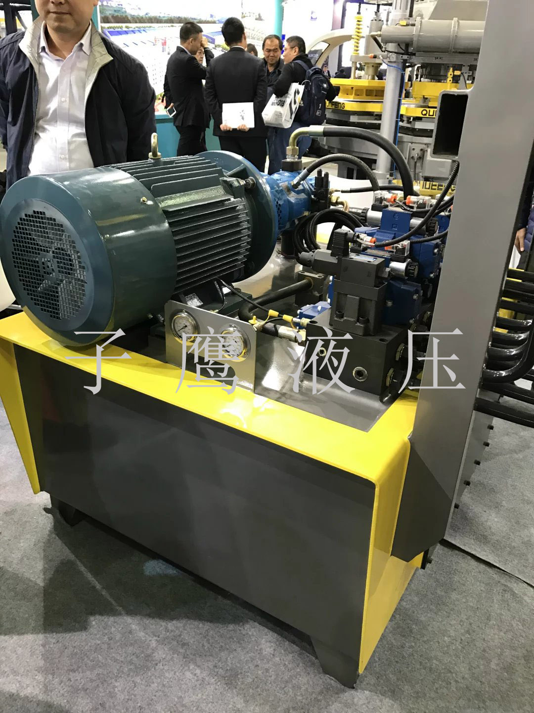 熱壓機(jī)液壓站圖片