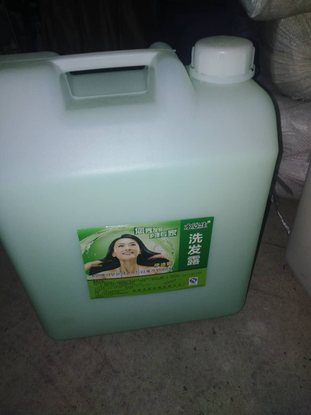 桶裝洗發(fā)液沐浴液圖片/桶裝洗發(fā)液沐浴液樣板圖 (3)