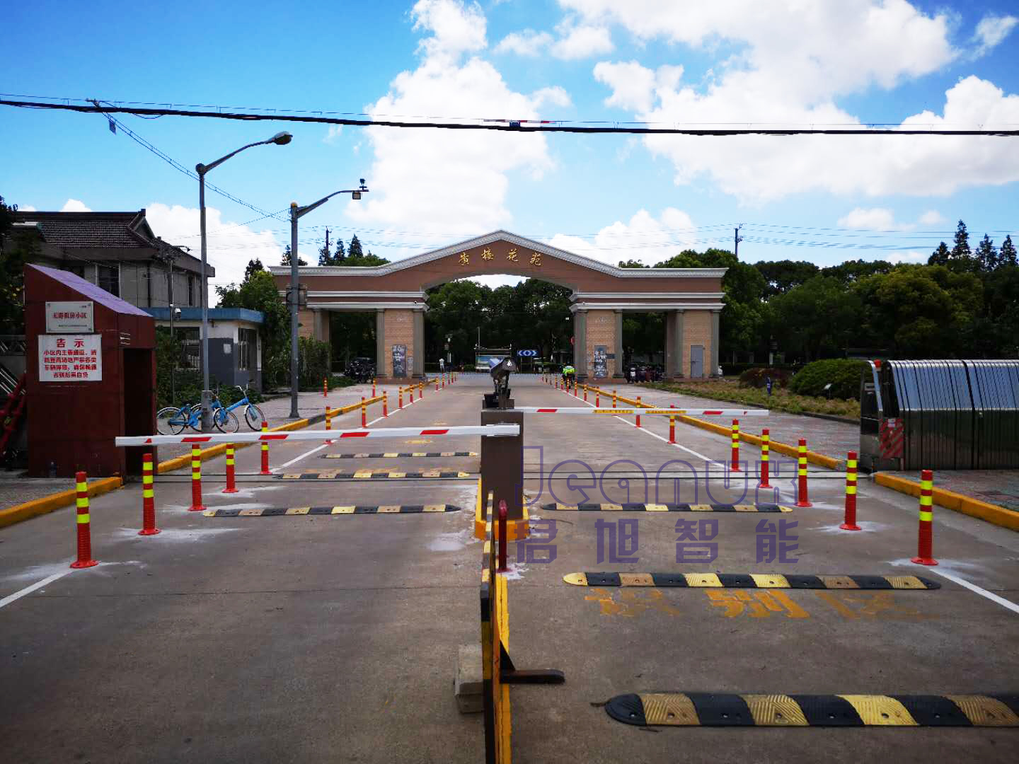 車牌識(shí)別一體機(jī) 門禁系統(tǒng)圖片