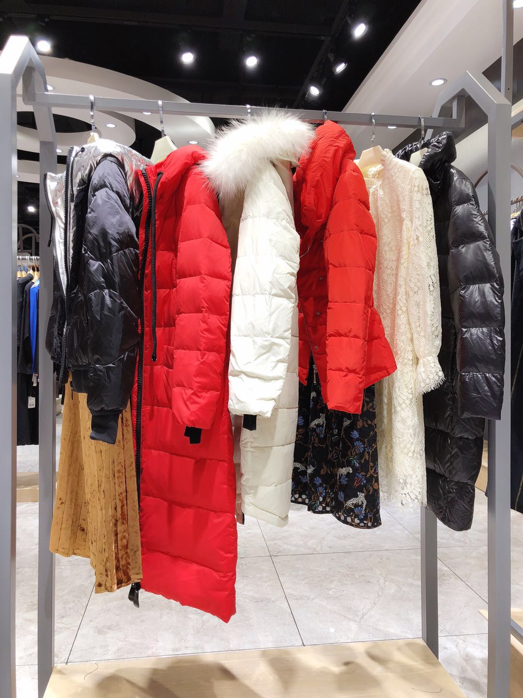 依目了然品牌折扣女裝18冬裝剪標(biāo)羽絨服貨源走份批發(fā)