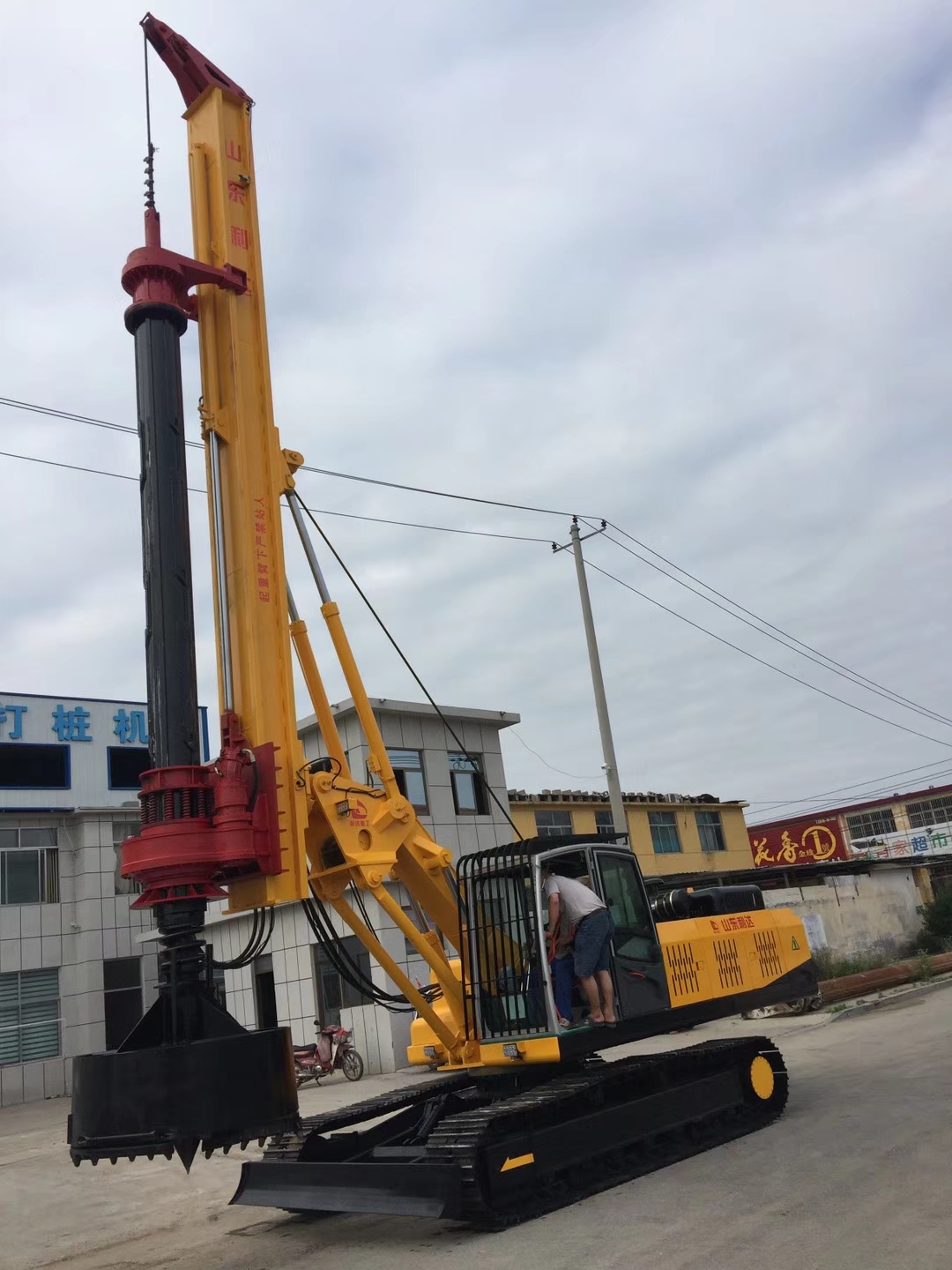 國內(nèi)旋挖鉆機(jī)制造廠家 城鎮(zhèn)建設(shè)小型旋挖鉆機(jī) 旋挖鉆機(jī)廠家