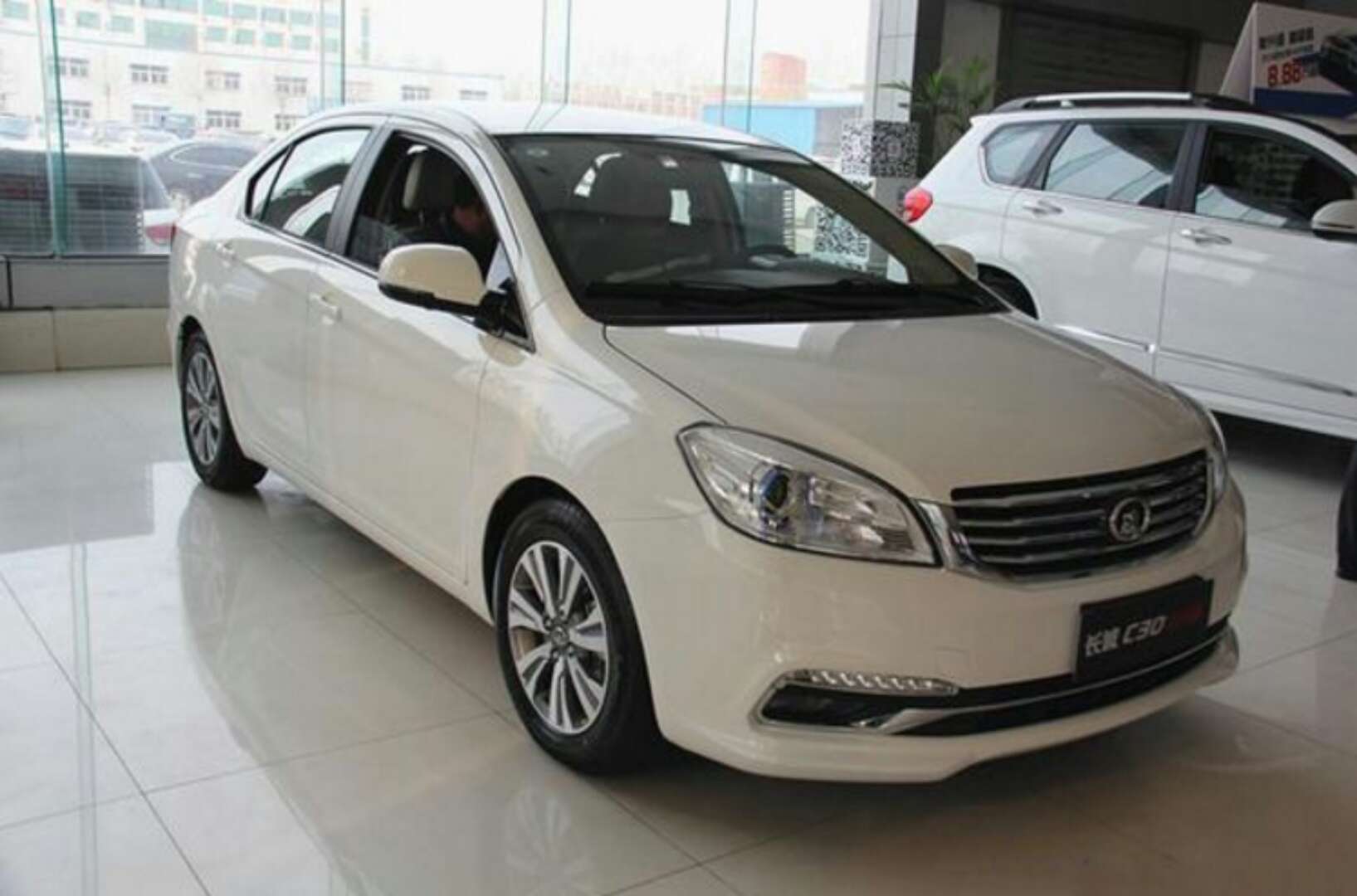 長(zhǎng)城c30電動(dòng)轎車圖片