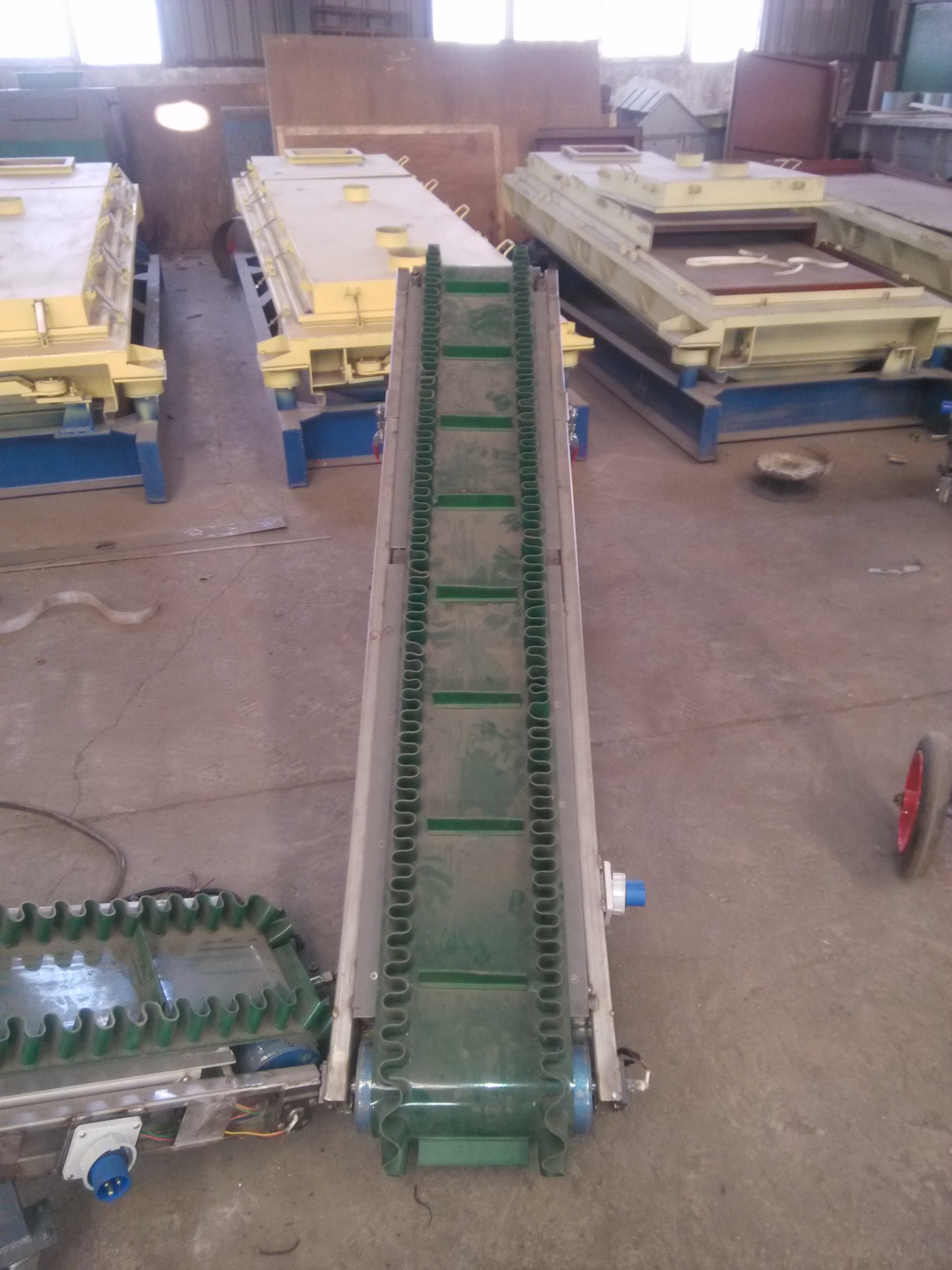 裙邊皮帶輸送機圖片/裙邊皮帶輸送機樣板圖 (2)