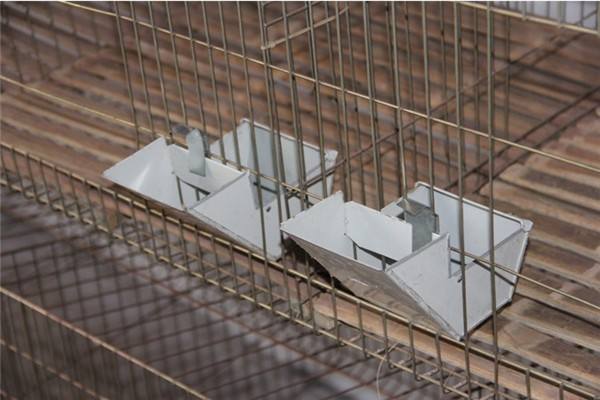 鐵絲兔籠竹底板料盒食槽兔料盒現(xiàn)貨圖片