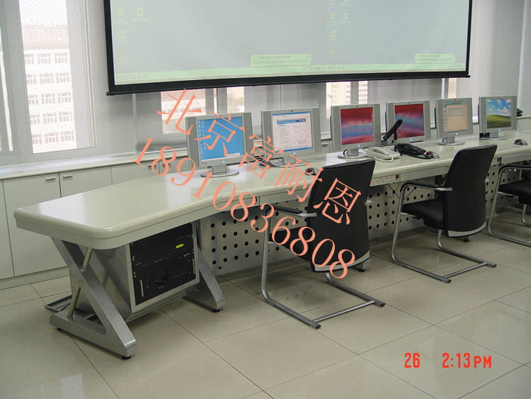 監(jiān)控臺(tái)監(jiān)控操作臺(tái)安防控制臺(tái)圖片