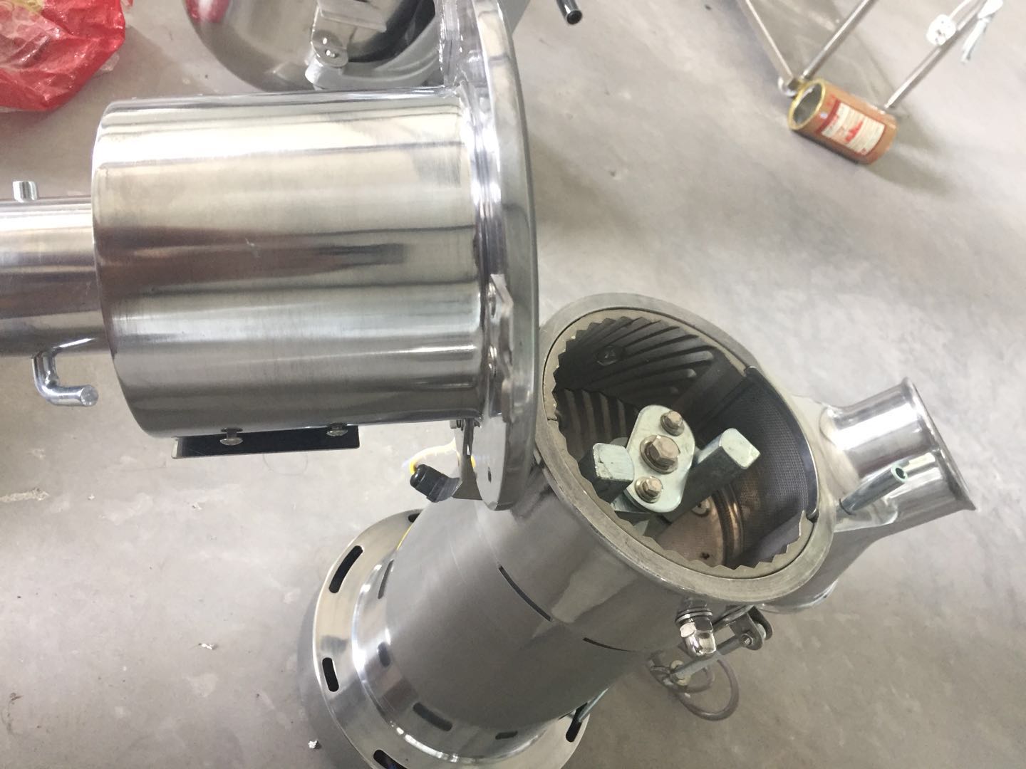 流水式中藥粉碎機(jī)