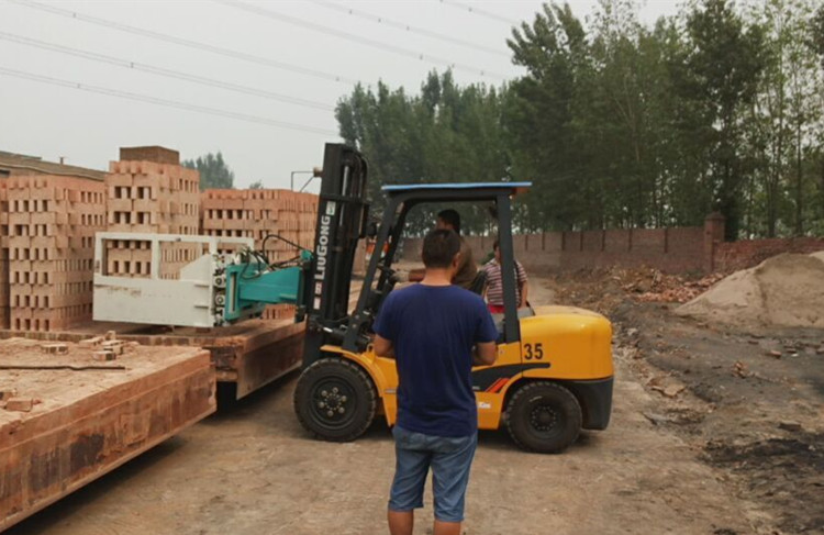 室外自動(dòng)化搬運(yùn)設(shè)備抱磚機(jī)圖片