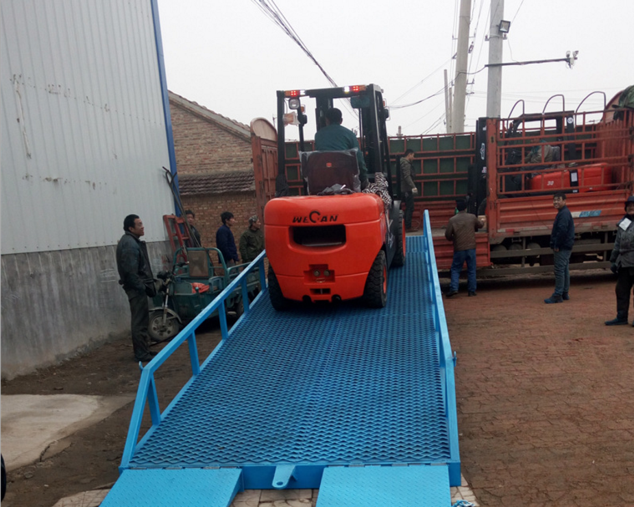 現(xiàn)貨銷售液壓登車橋8-12噸 固定移動式登車橋月牙橋廠家直銷