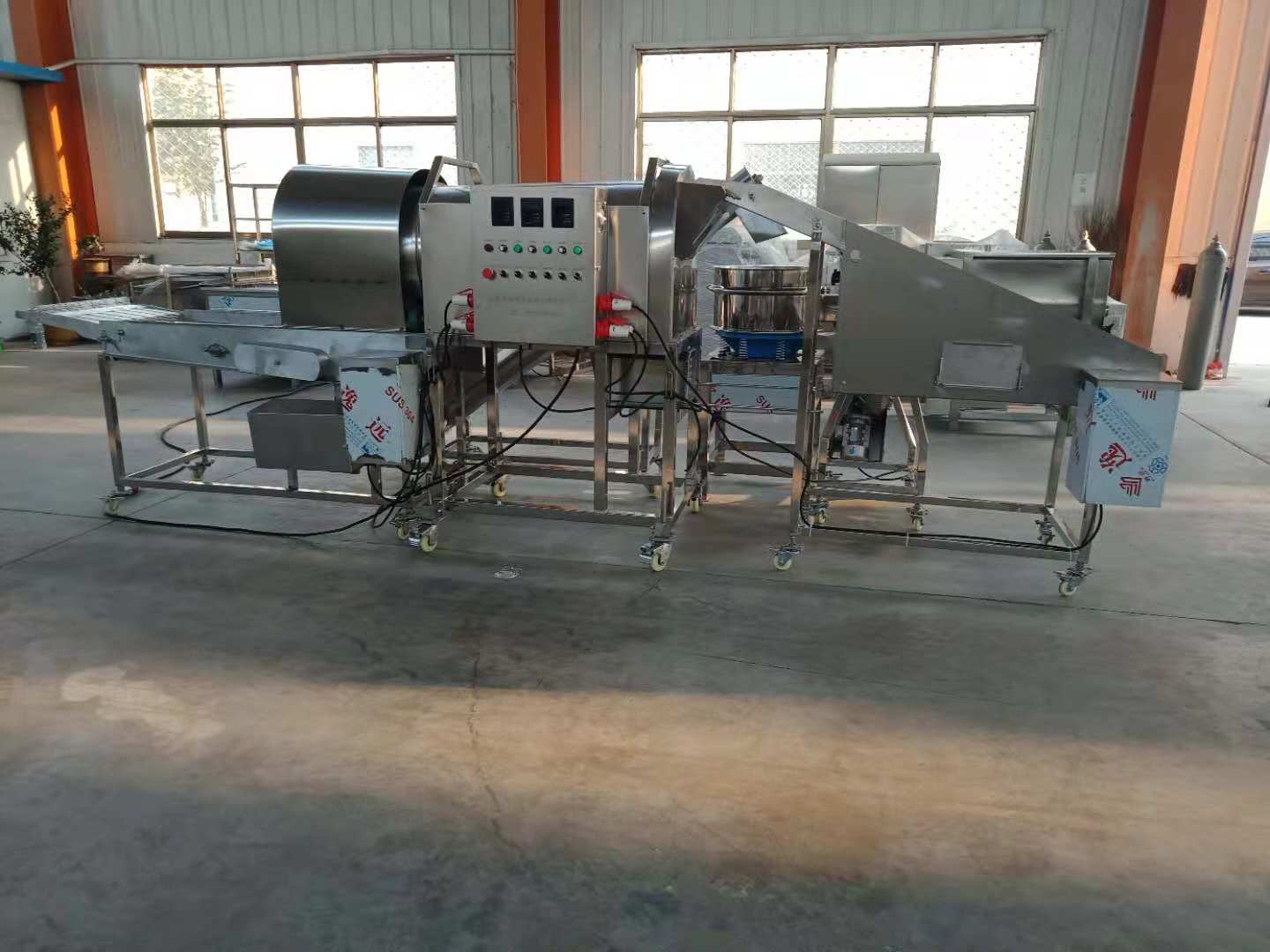 嘉旺*型滾筒式裹粉機雞米花裹粉油炸流水線設(shè)備  滾筒上粉機減少人工降低成本