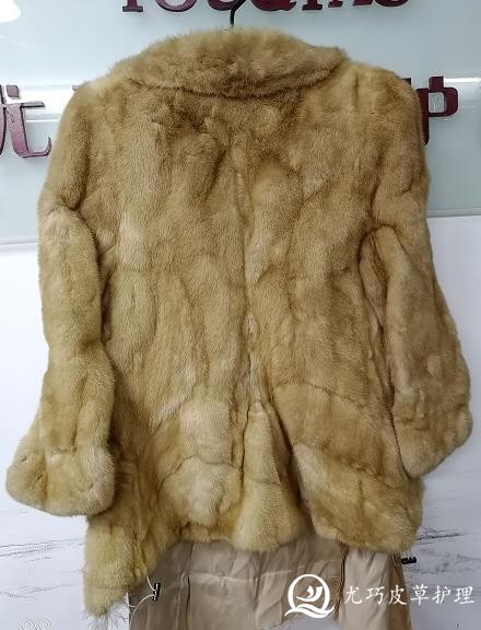 白色*皮衣服變黃下水洗后縮水變硬這樣的*皮衣服變硬縮水還可以恢復(fù)嗎