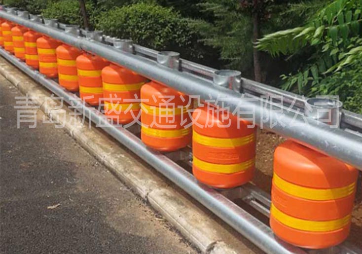 旋轉(zhuǎn)桶護(hù)欄高速公路滾筒式防護(hù)欄  道路抗沖擊防撞廠家直銷