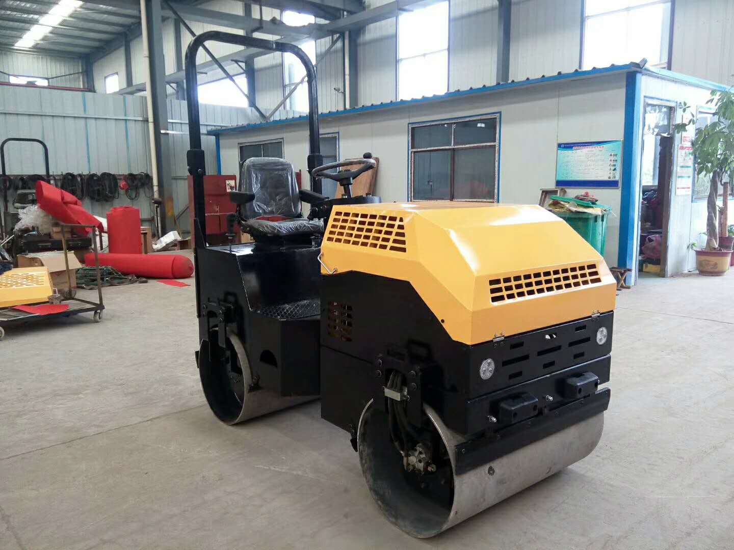 全液壓座駕式微型前輪震動壓路機圖片/全液壓座駕式微型前輪震動壓路機樣板圖 (2)