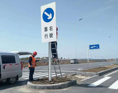 道路標(biāo)志桿公司圖片