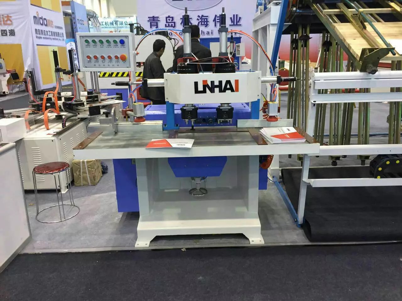 門廠設(shè)備木門窗鎖孔機銑槽機圖片