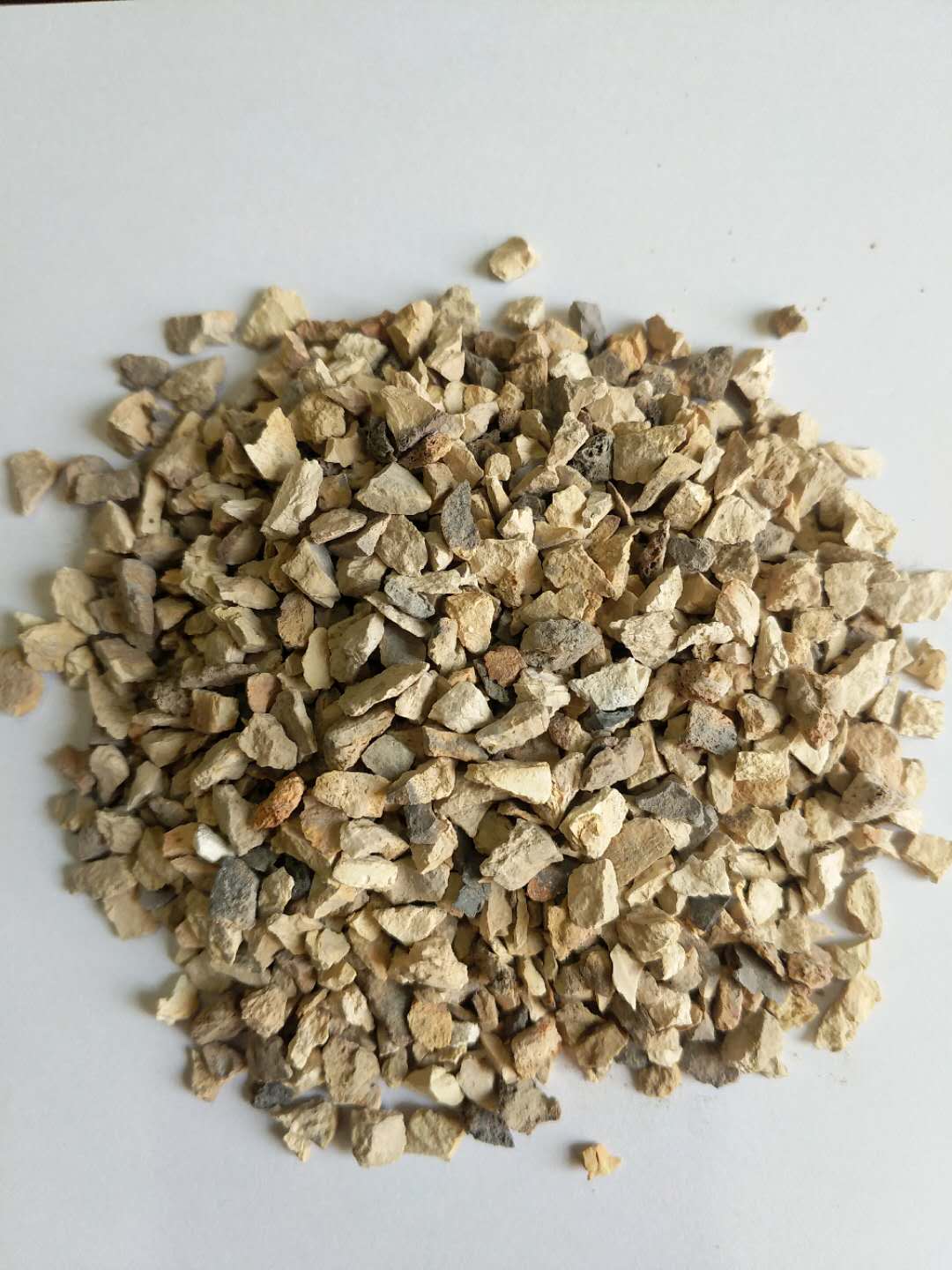 大量供應(yīng)3-5mm80%高鋁骨料圖片