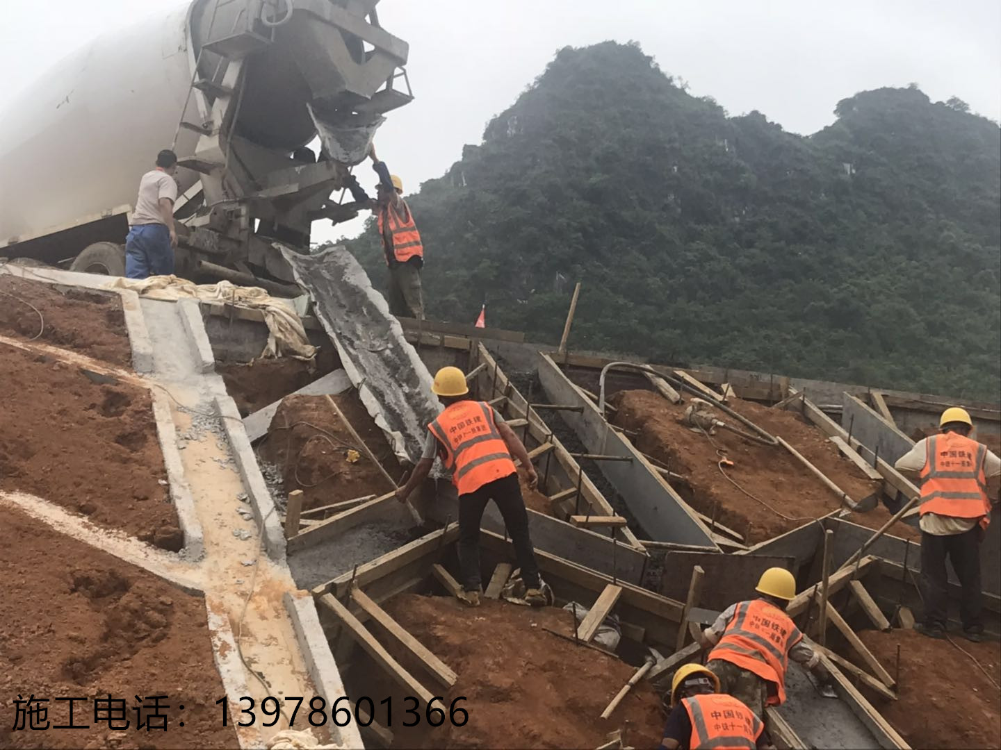 廣西南寧高鐵鐵護坡施工、混泥土噴漿、鋼筋制模、毛石邊坡、擋土墻
