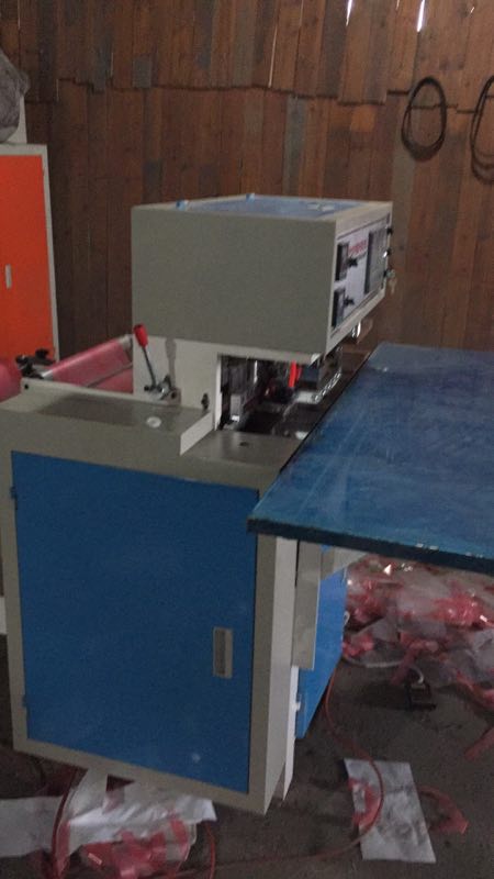 自動(dòng)手提環(huán)制袋機(jī)圖片