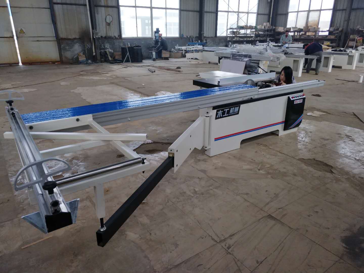 圓棒導(dǎo)軌精密推臺鋸圖片