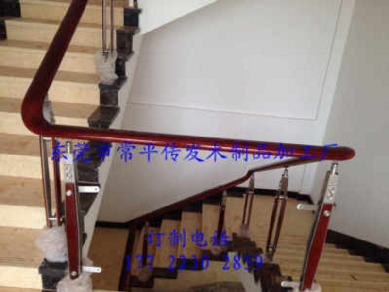 不銹鋼立柱實(shí)木沙比利玻璃扶手圖片