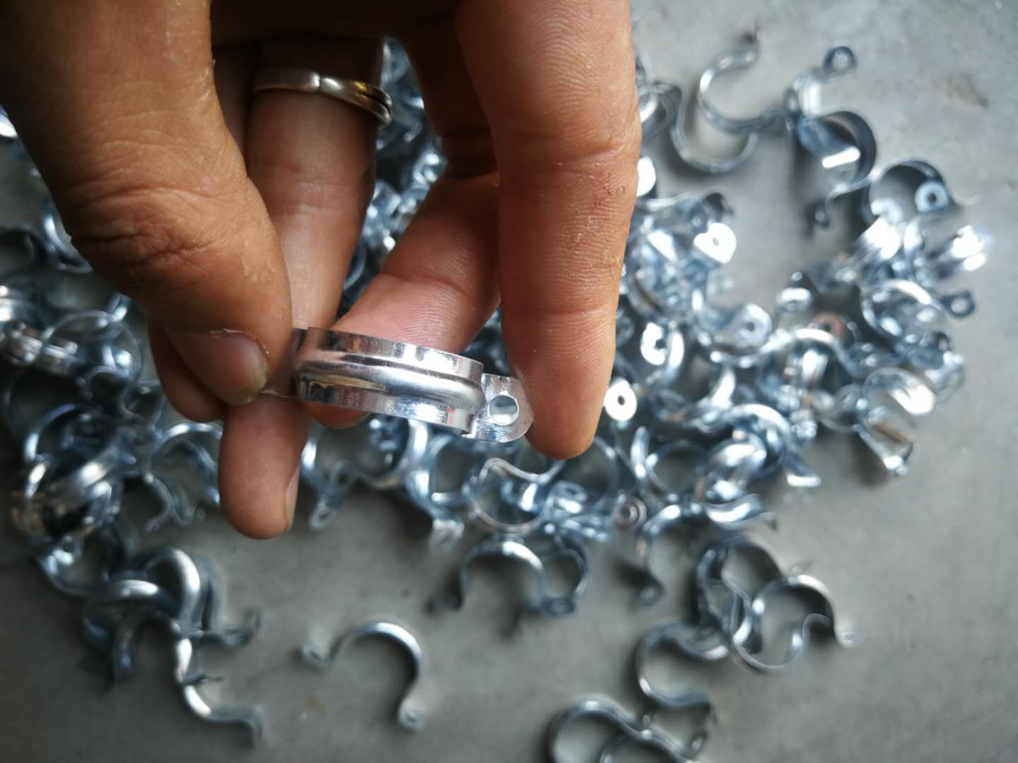 廠家直銷鐵質(zhì)馬鞍卡DN20(4分圖片/廠家直銷鐵質(zhì)馬鞍卡DN20(4分樣板圖 (2)