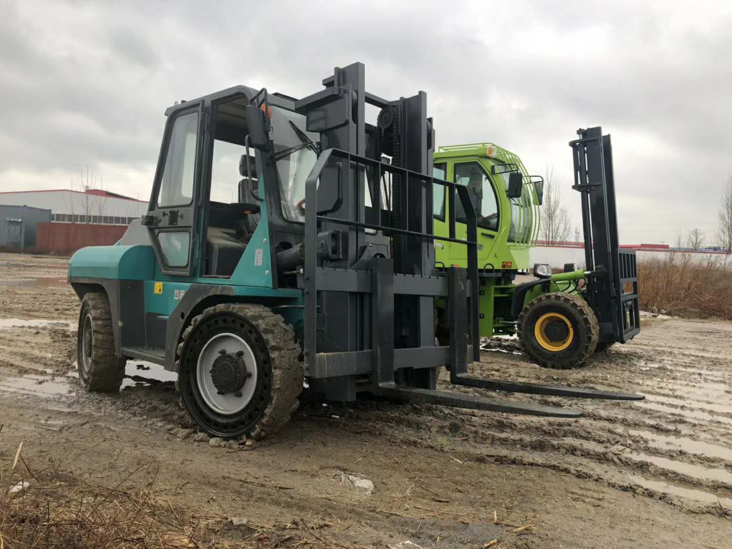 內(nèi)燃式四驅(qū)越野叉車(chē)報(bào)價(jià)圖片