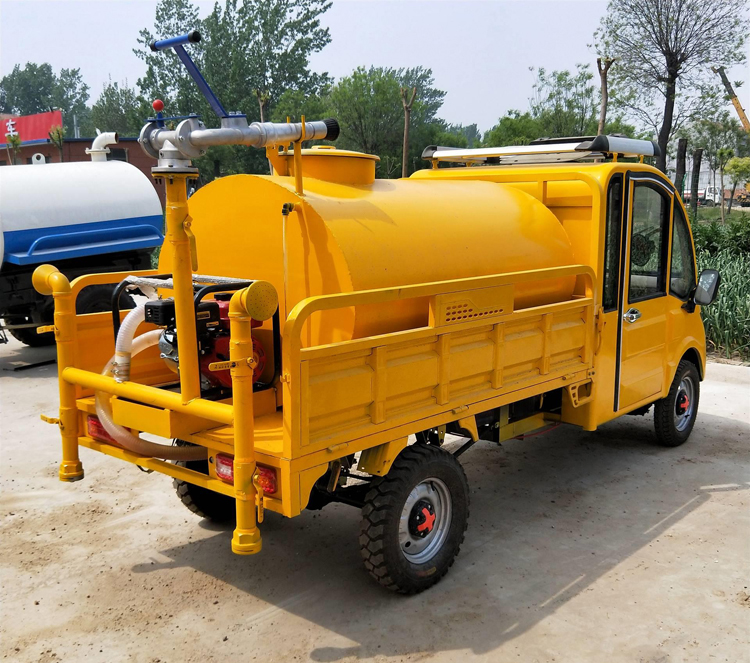 煙臺(tái)電動(dòng)四輪灑水車1.5噸灑水車圖片