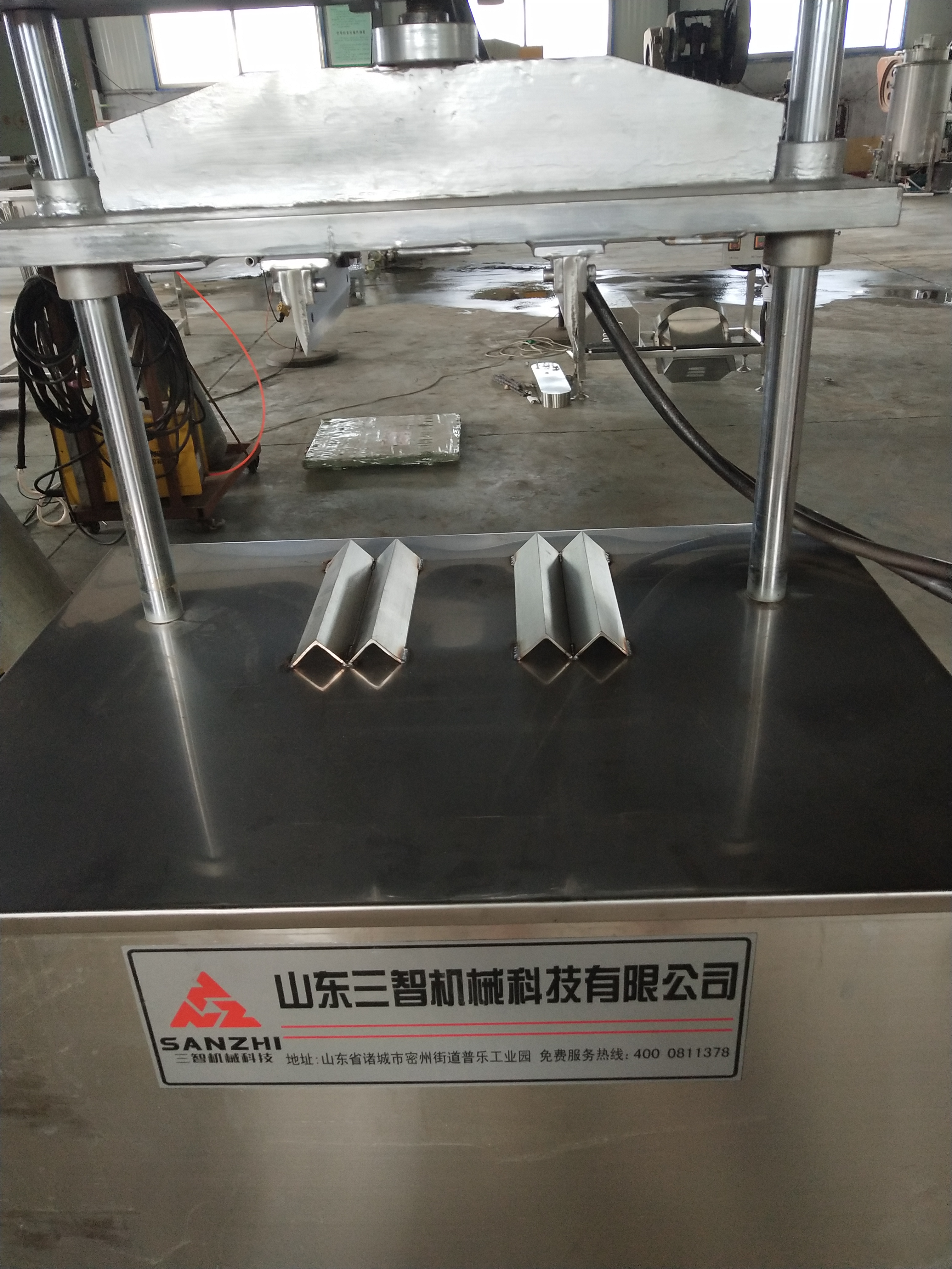不銹鋼豬蹄劈半機(jī)圖片