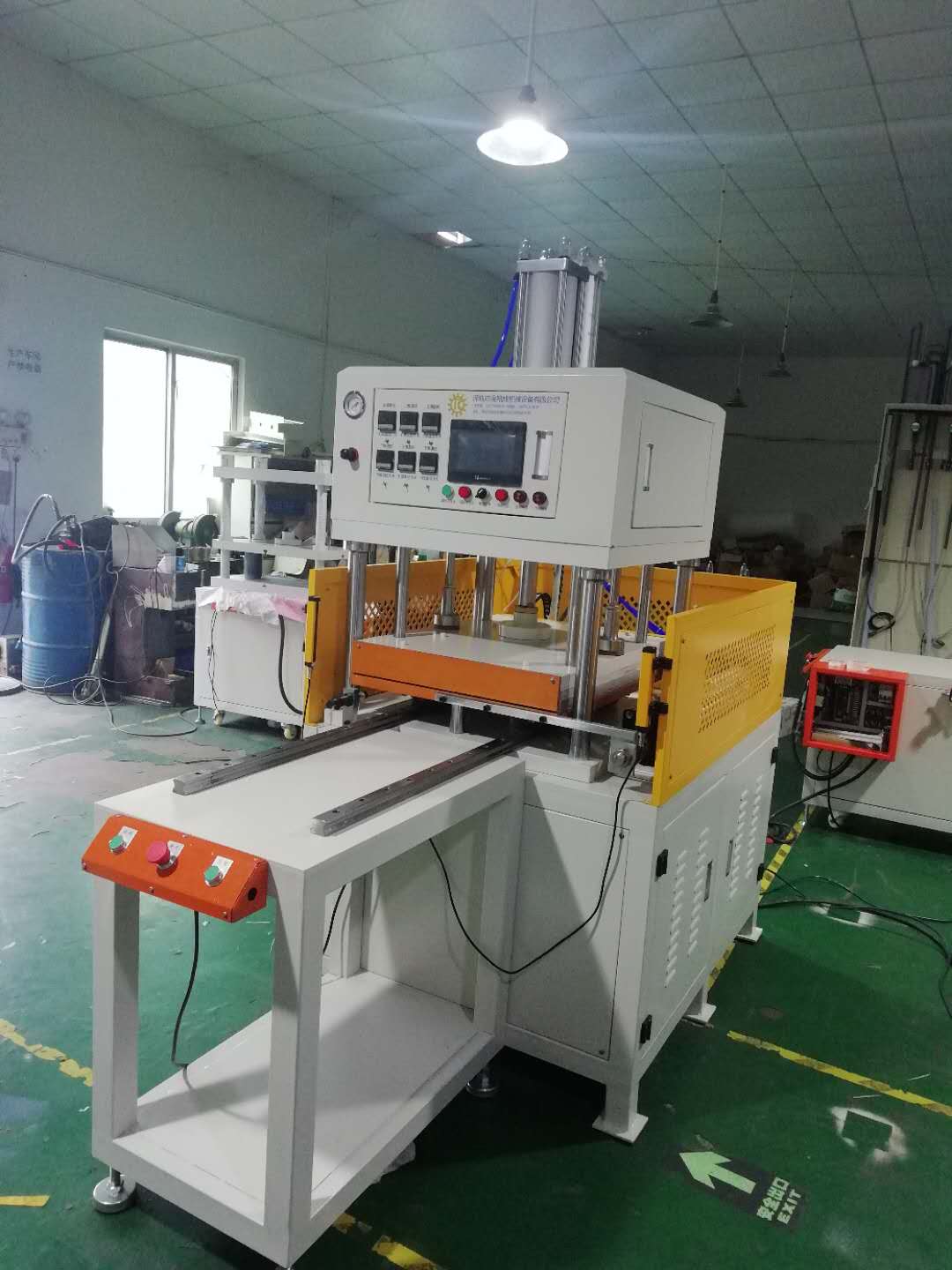 興能源鋰電池芯片熱壓成型機(jī)