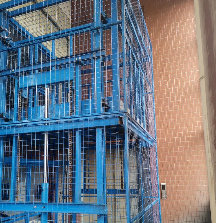 帶雨棚室外貨梯圖片