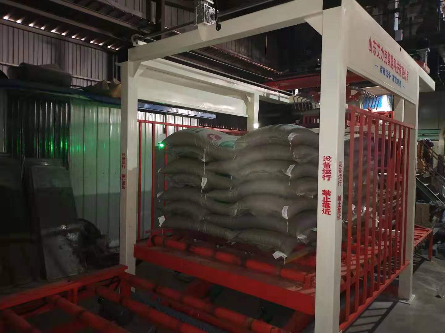 關(guān)節(jié)機(jī)器人碼垛機(jī)圖片