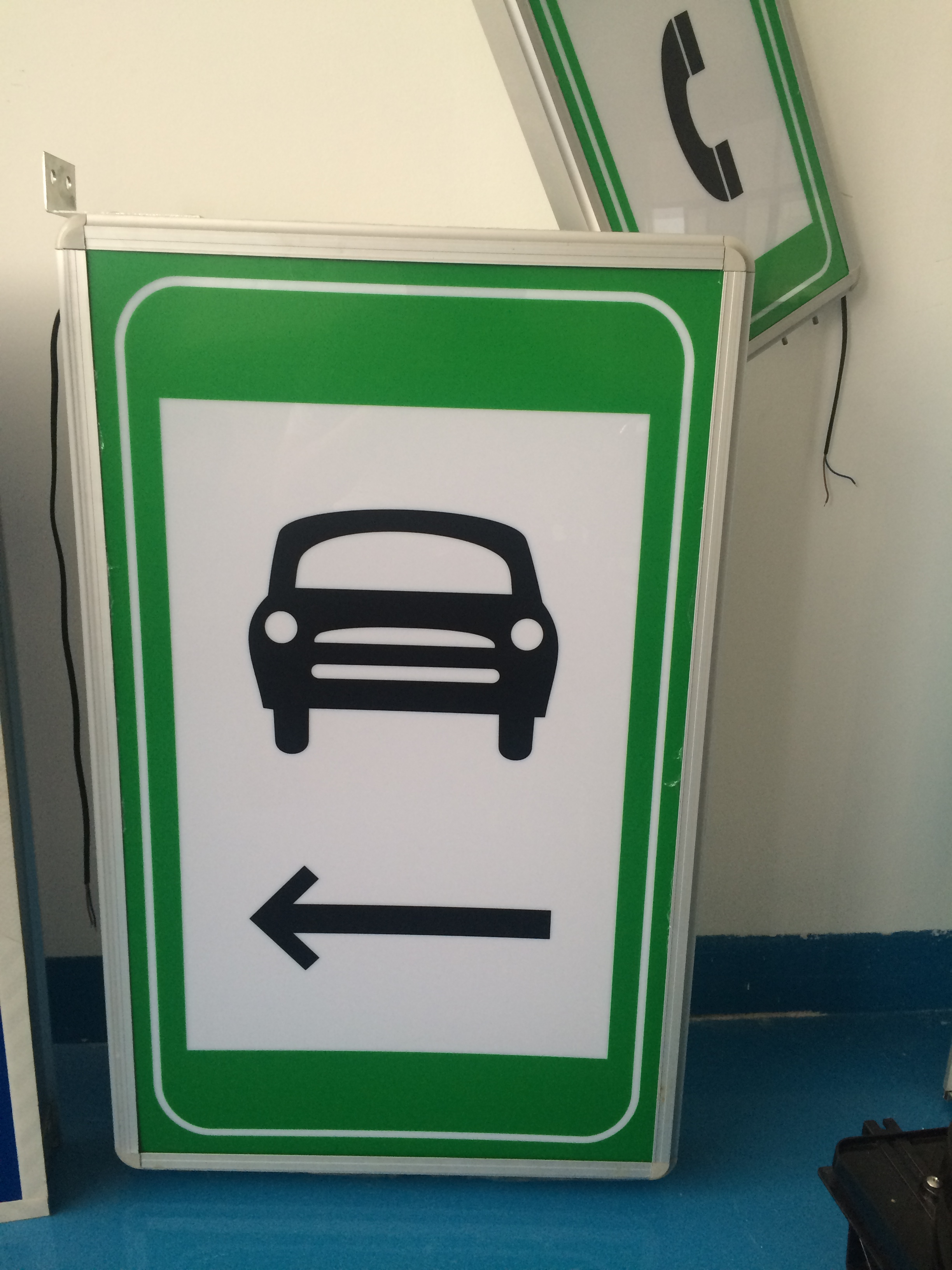 隧道車行橫洞指示標(biāo)志 電光標(biāo)志圖片