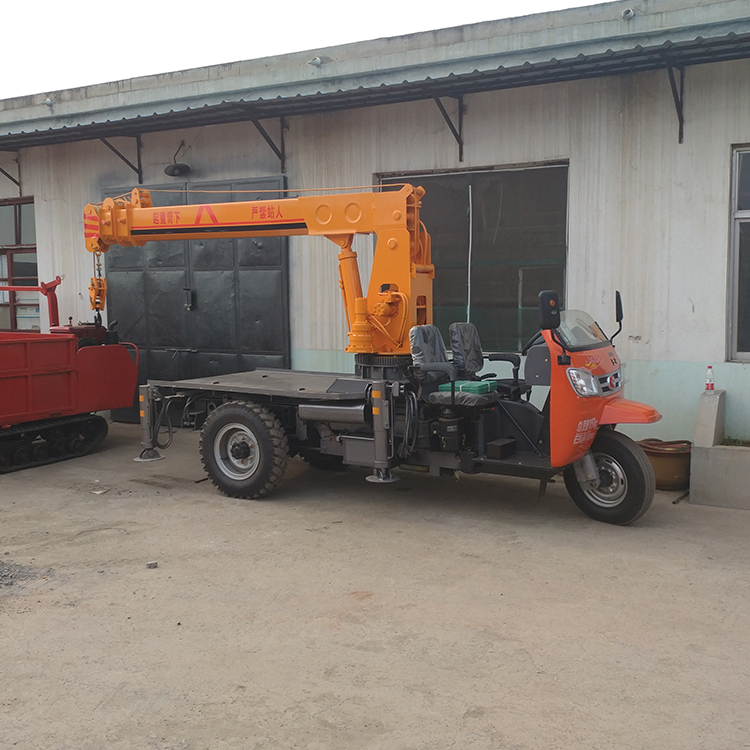 小型農(nóng)用三輪車隨車吊圖片