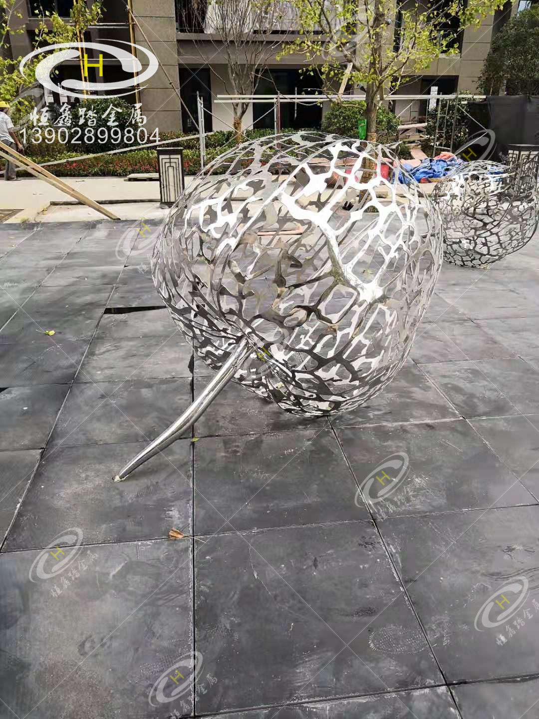 園林景觀廣場(chǎng)不銹鋼燈籠果雕塑圖片