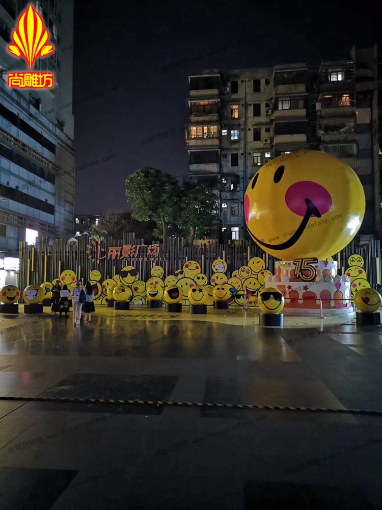 丽影广场emoji表情包玻璃钢雕塑 商场活动周年庆道具小品美陈雕塑图片