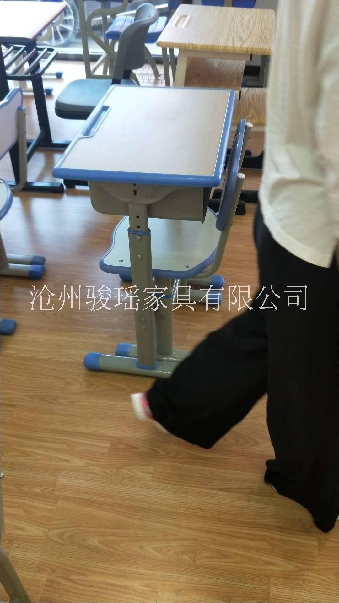 骏瑶牌升降课桌椅图片