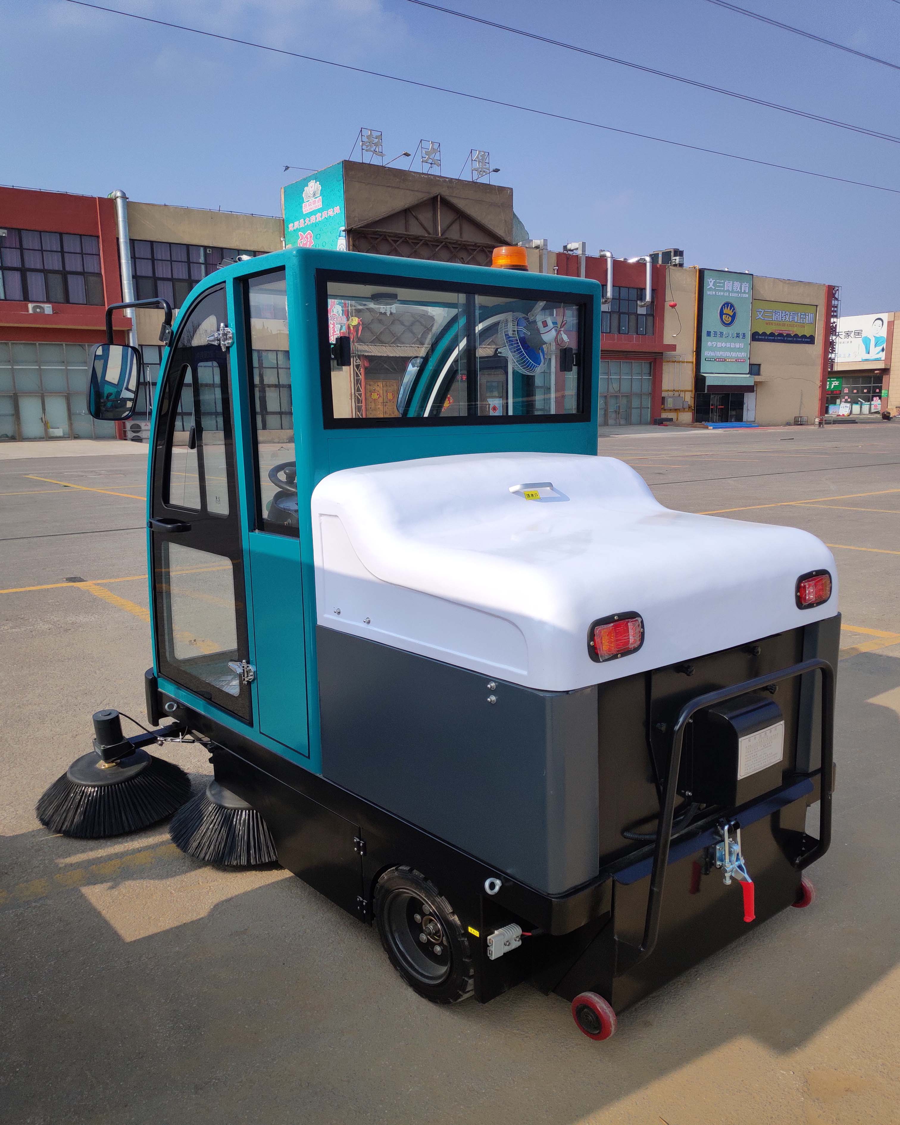 全封閉物業(yè)工廠車間掃地機圖片