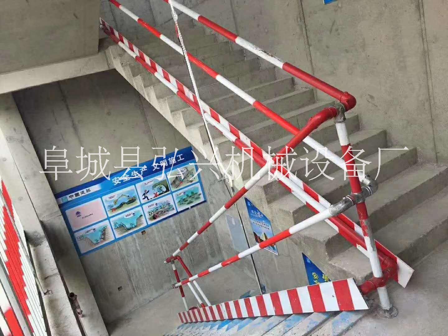 臨邊防護(hù)欄立桿圖片/臨邊防護(hù)欄立桿樣板圖 (1)