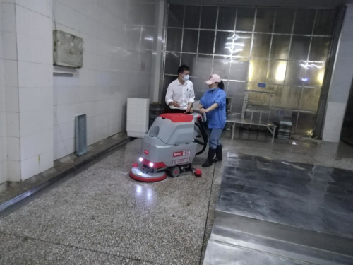 水產(chǎn)加工廠用北海充電式洗地機(jī)清潔污水泥沙效果好