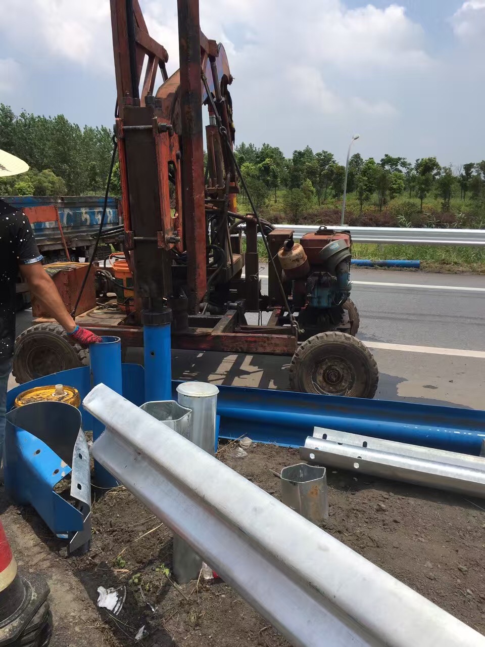 厂家定制镀锌高架防撞栏杆 景观道路防撞高速公路通道桥梁护栏图片