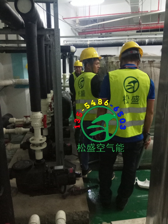 深圳空气能热水器安装维修师傅图片