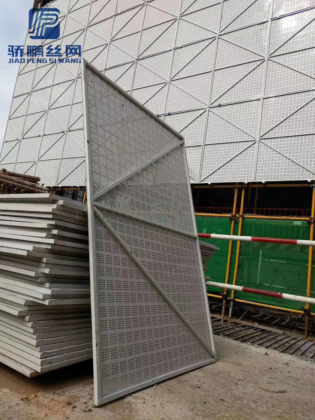 衡水市建筑网洞洞板蓝色孔板厂家建筑网洞洞板蓝色孔板金属防坠爬架网围护防护网升降围挡爬架网蓝色黄色绿色建筑防护冲孔