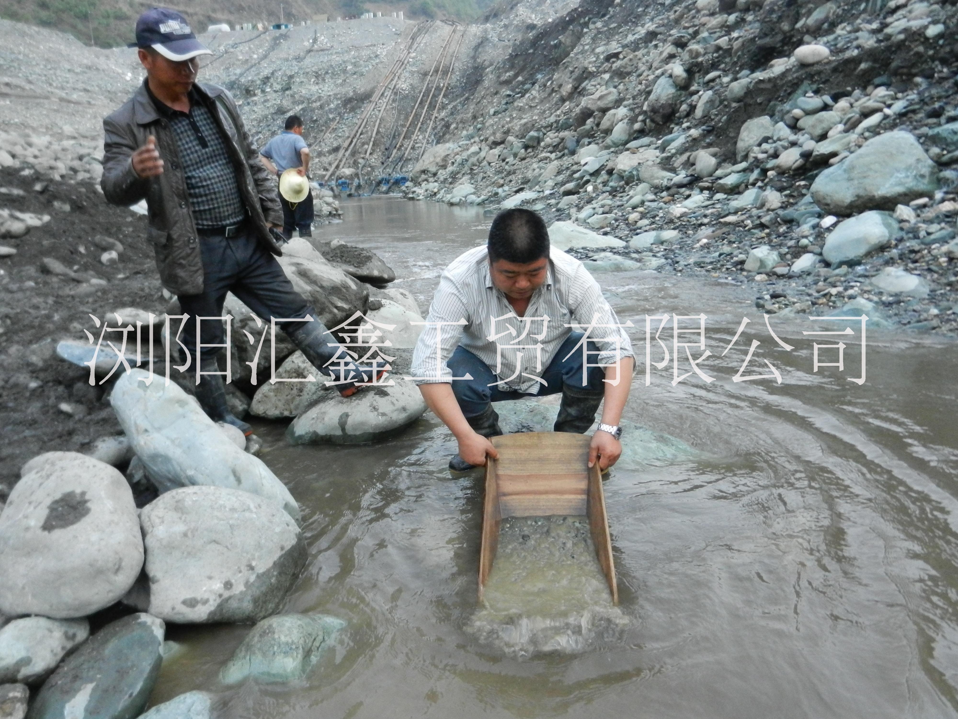 湖南大型淘金船自带工作平台、采矿设备、筛洗设备、选矿设备、发电机组、减速机等，自动化程度高节能省力一次性生产出合格产品图片