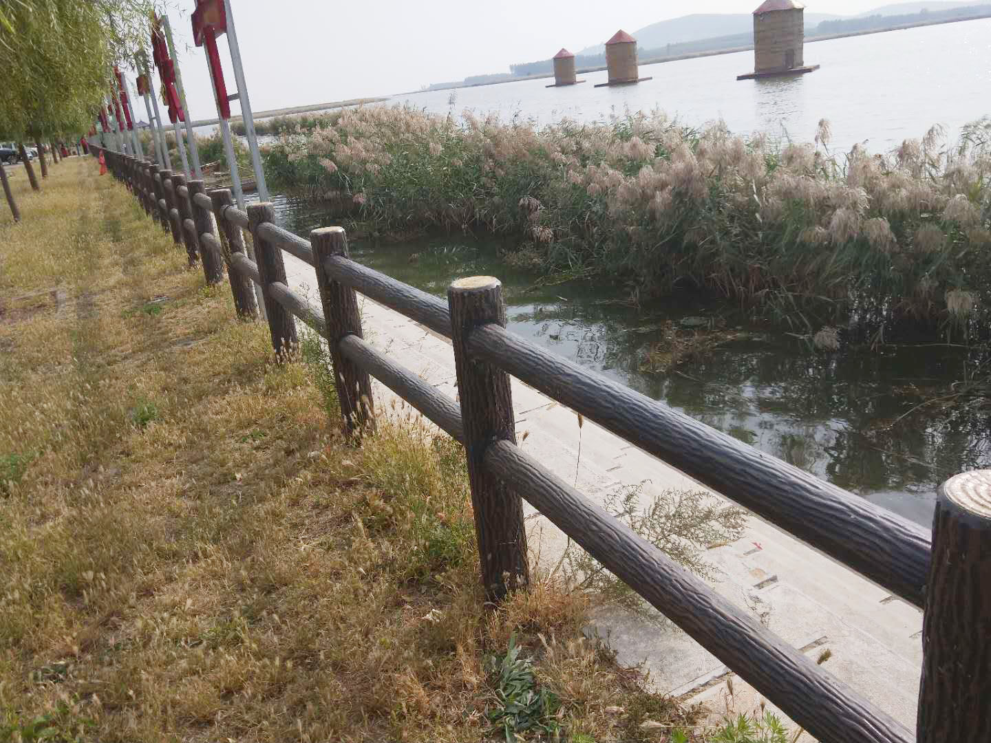 水浒建材仿木树桩河南栏杆河道仿木护栏景区仿木护栏水浒园林图片