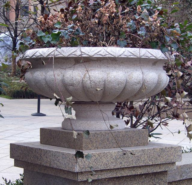 山東哪里有石雕花盆花缽廠家批發(fā)價(jià)格是多少 鄭州石雕花盆花缽