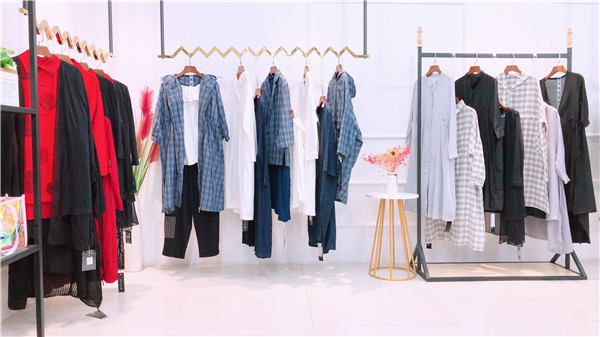 意怯秋季品牌折扣女裝直播貨源批發(fā)，品牌女裝專(zhuān)柜尾貨批發(fā)