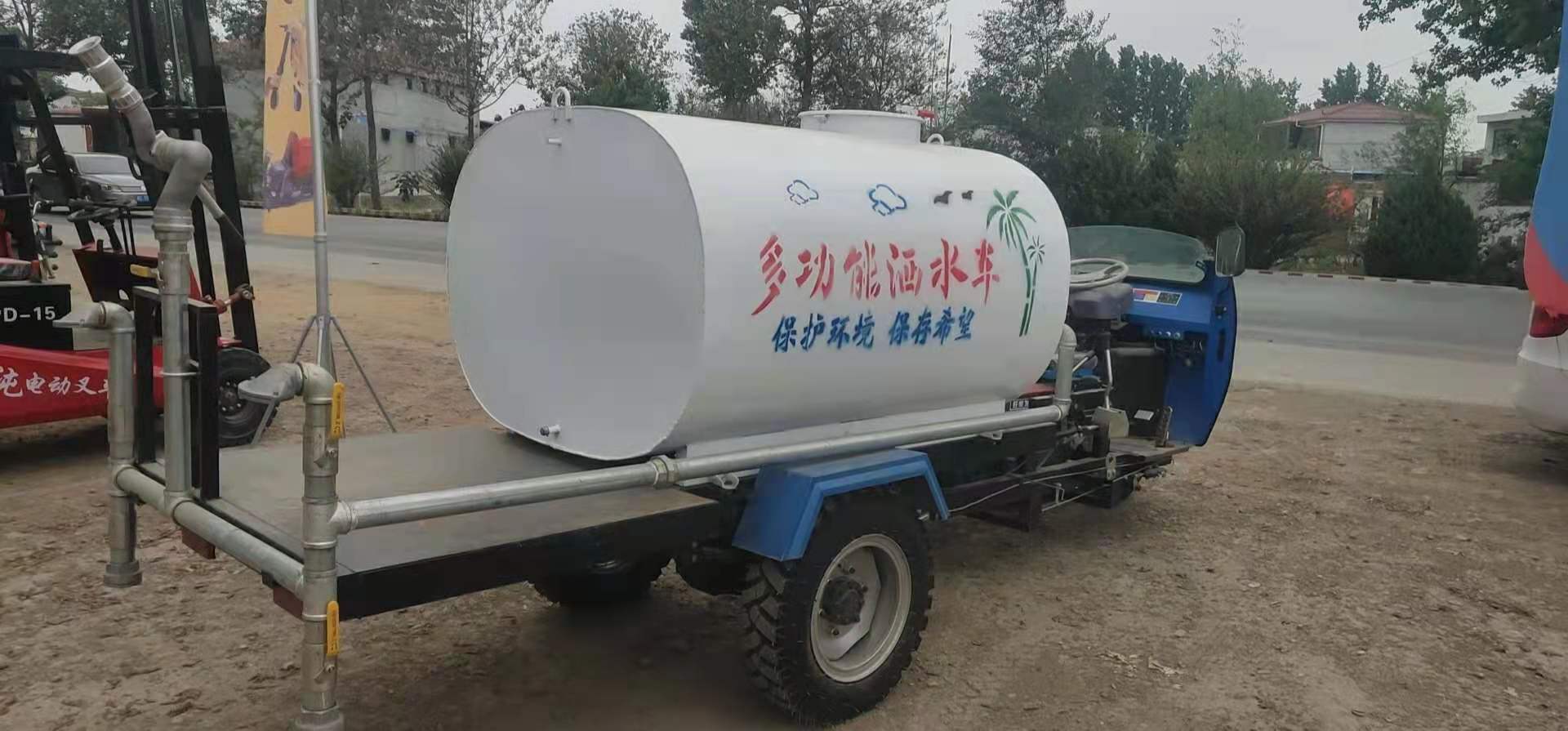 供应2立方柴油版洒水车 环保设备图片