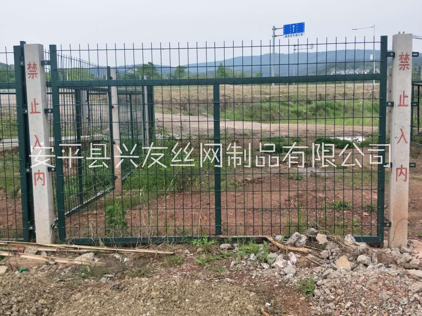 兴友供应铁路护栏网 铁路防护栅栏 支持定制