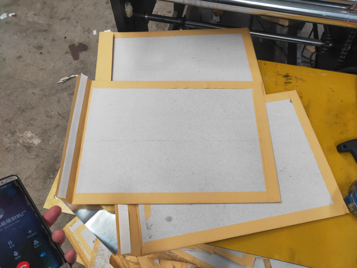 全自動加紙板的特快專遞糊盒機(jī)